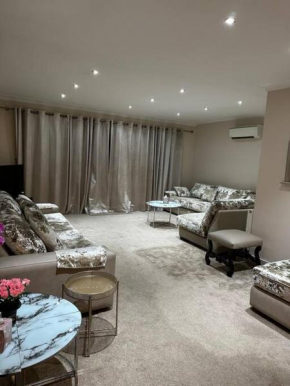Amazing 4 Bedrooms family home with free parking, Romford